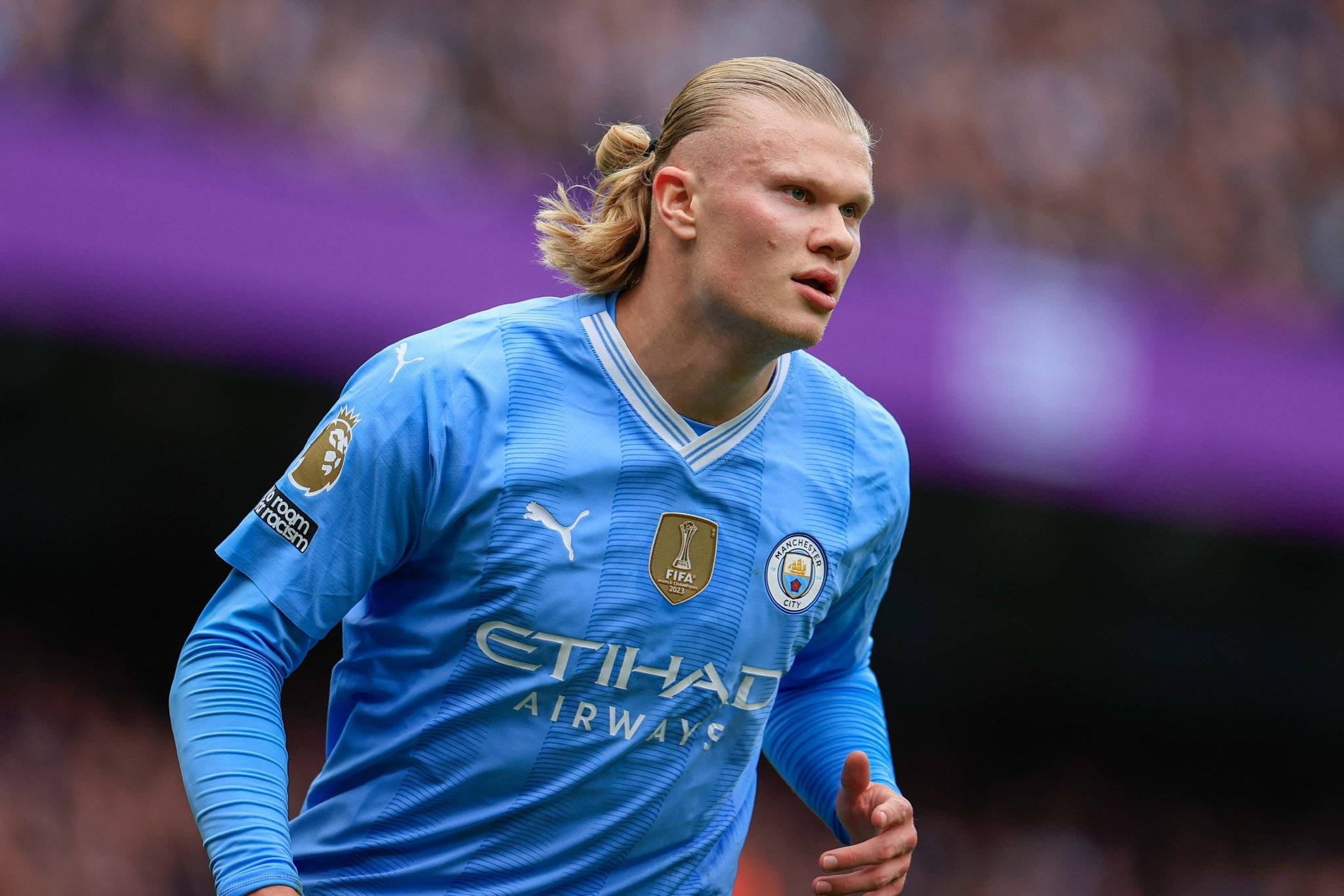 凯尔特人小球迷和远道而来的瑞士年轻人球迷互动