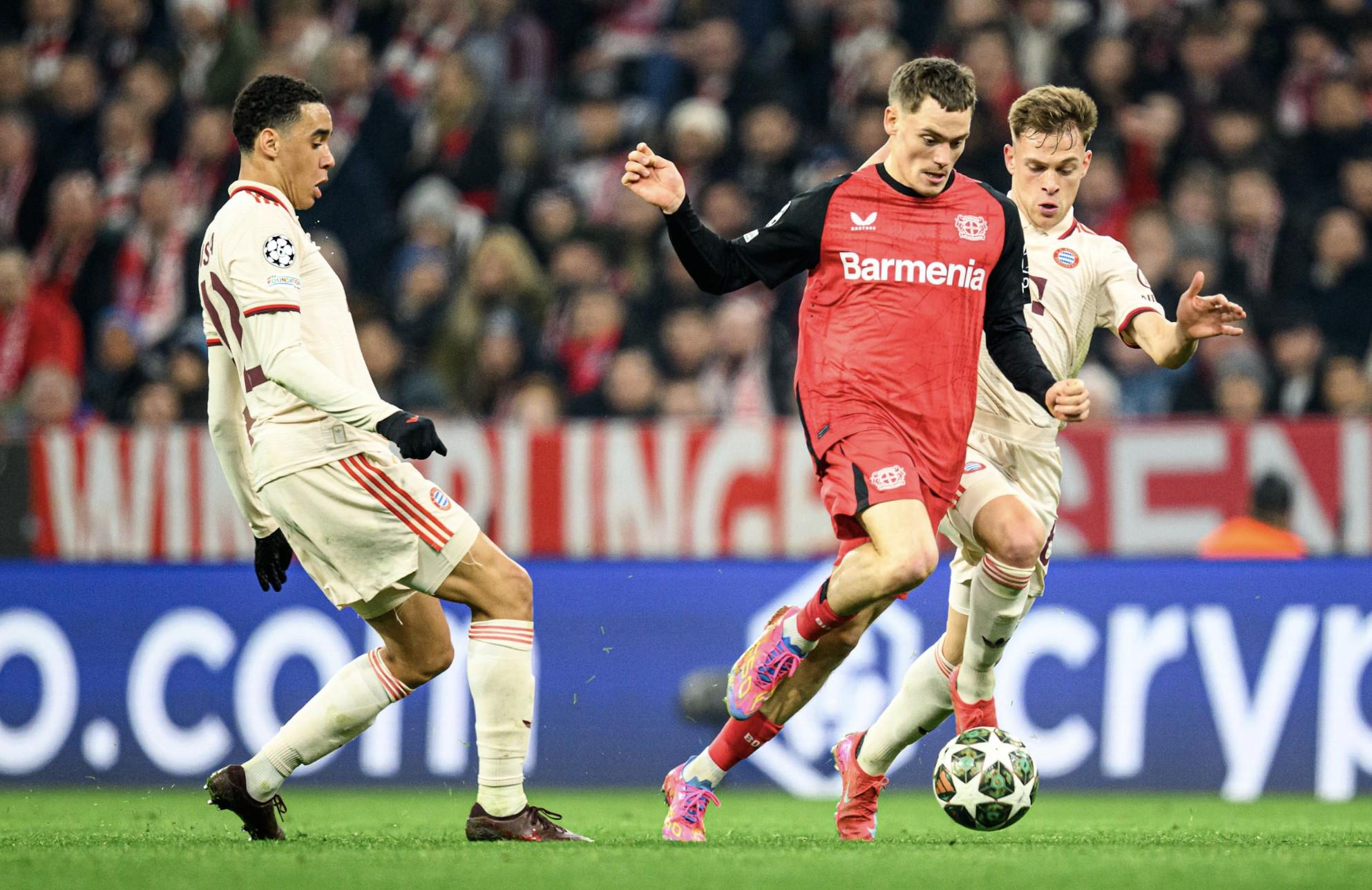 网友在梅西夜访诺坎普时偶遇他，梅西还向镜头打了招呼