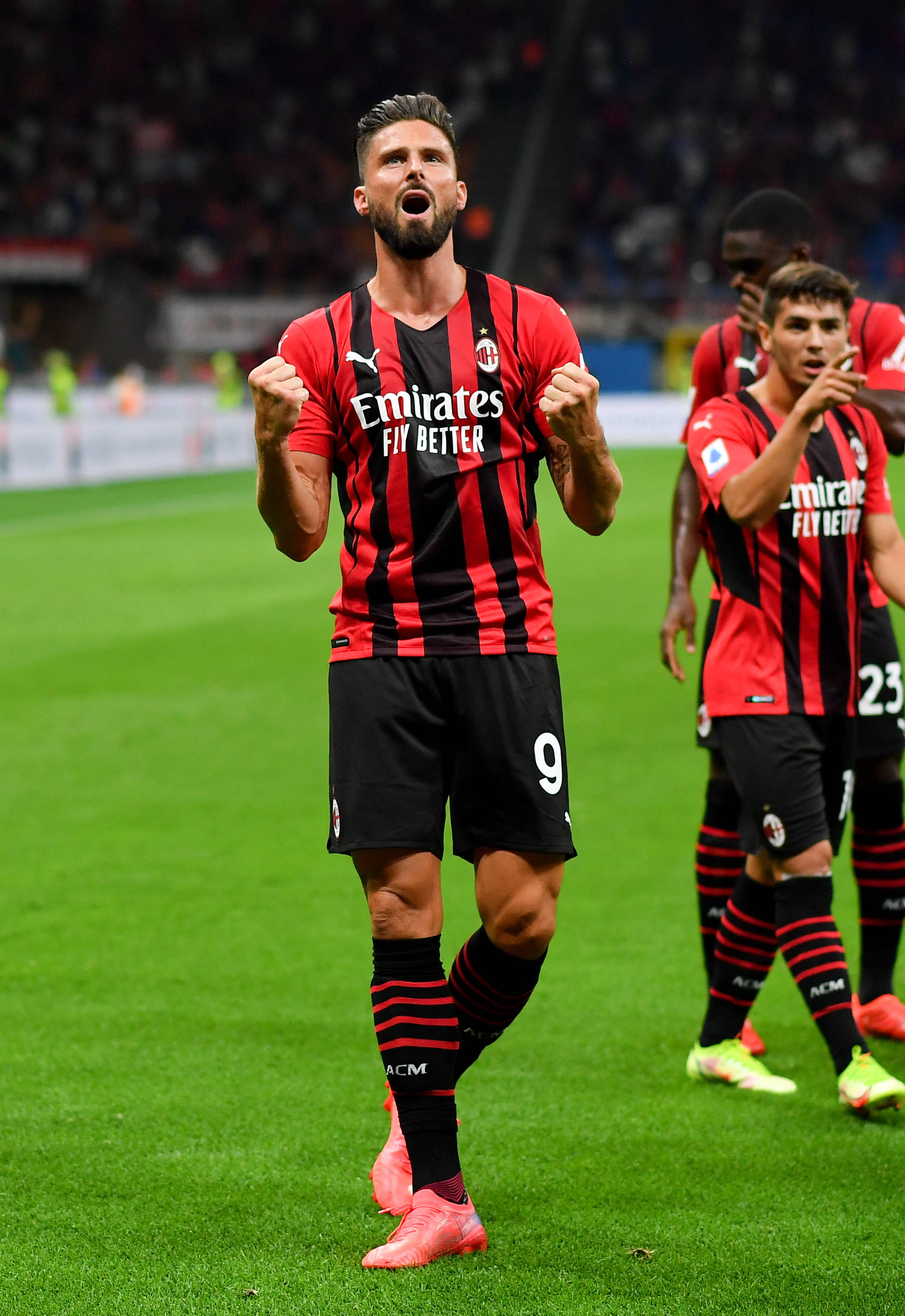 鲁媒：陈泽仕和依木兰今天抵达成都，参加U22国足的训练备战（鲁媒：陈泽仕、依木兰今日抵蓉，随U22国足展开备战集训）