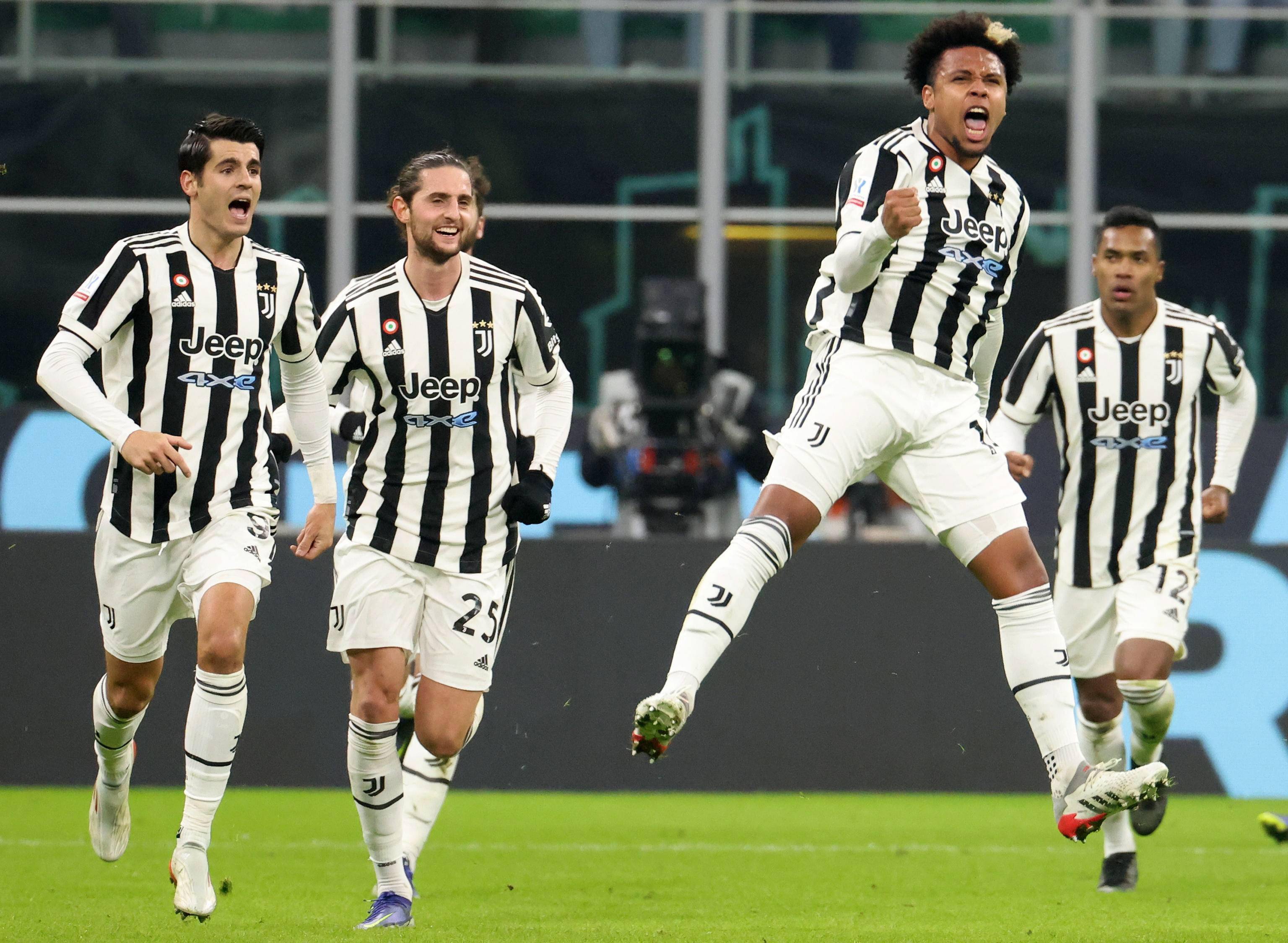 C罗被罚下后，爱尔兰一酒吧盛况：球迷鼓掌庆祝+击掌拥抱