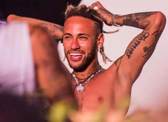 亚当·沃顿的欧冠梦：曼联的挑战与机遇（亚当·沃顿逐梦欧冠：曼联的考验与转机）