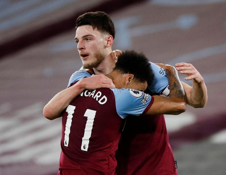 姆伯莫不想让曼联和喀麦隆起冲突，决定让二者商讨回国时间