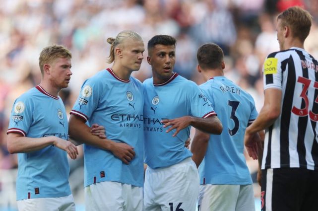 巴黎人报：一极端球迷组织庆祝成立20周年，在埃菲尔铁塔大放焰火