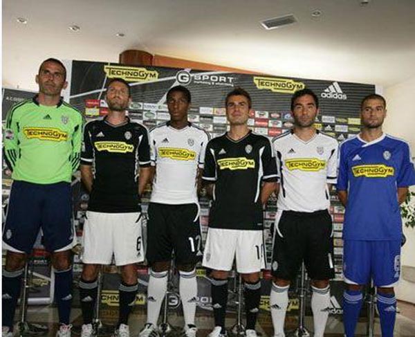 内马尔：我的心永远属于桑托斯；之后将进行膝盖半月板手术