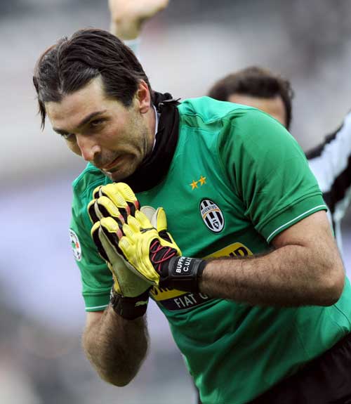 沙特联战报：本泽马破门，十人吉达联合2-1利雅得体育（沙特联赛战报：本泽马建功，十人吉达联合2-1击败利雅得体育）