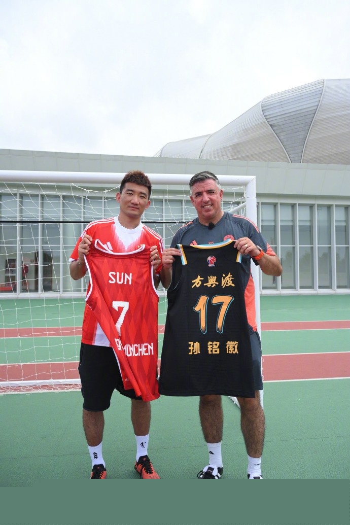 北京国安在2025年足协杯夺冠，五冠登顶，与上海海港同获亚冠资格，但亚冠表现惨淡，中超差距明显。