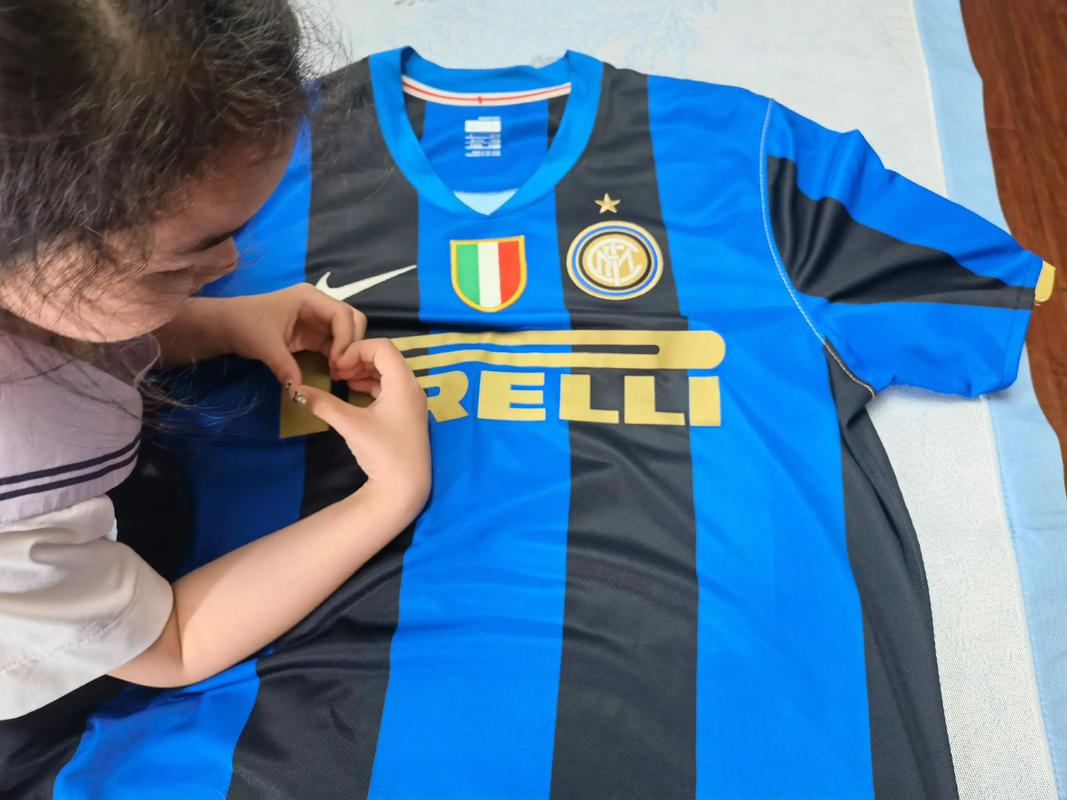 西媒：马耳他球场草坪糟糕引发莱万不满，或影响其发挥（西媒：马耳他球场草皮欠佳致莱万不满，恐影响其发挥）