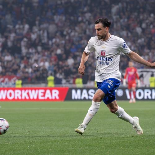 庆祝苏超夺冠，泰州市委书记与泰州队球员合唱《歌唱祖国》